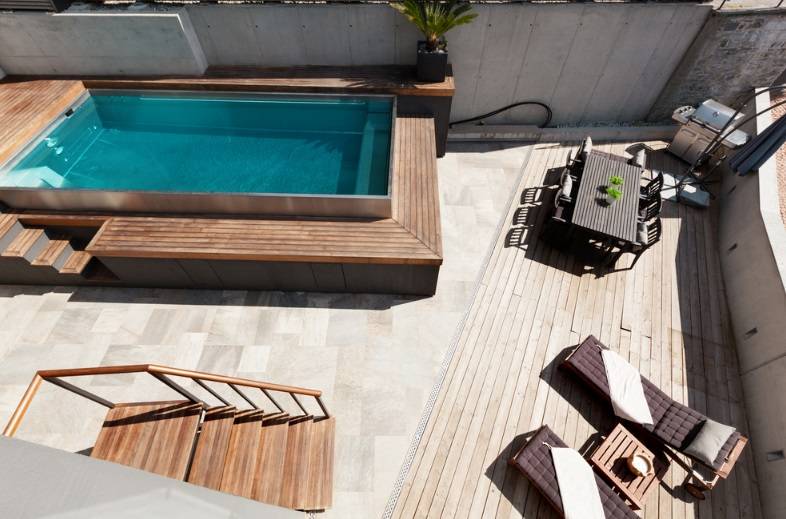 La piscine semi-enterrée : un bon rapport qualité prix