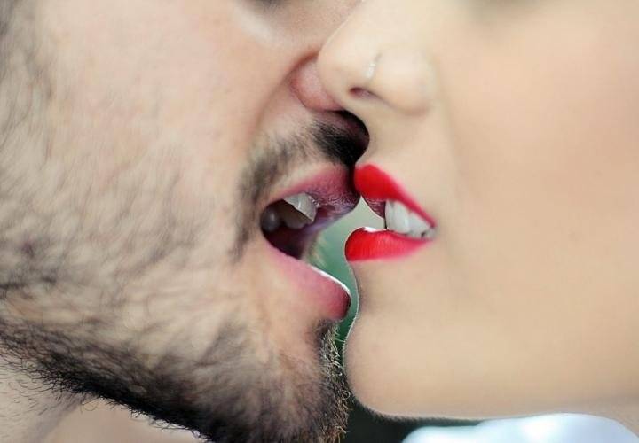 Gonorrhée : alors ne vous embrassez pas avec un étranger complet !