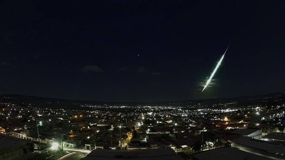 Le météore explose au-dessus de Piauí et peut avoir laissé des météorites au sol
